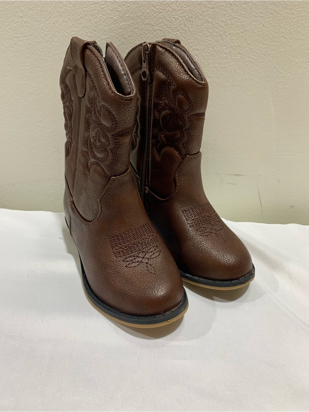 Cat & Jack girls size 8 cowboy boots - like new - Picture 2 of 4